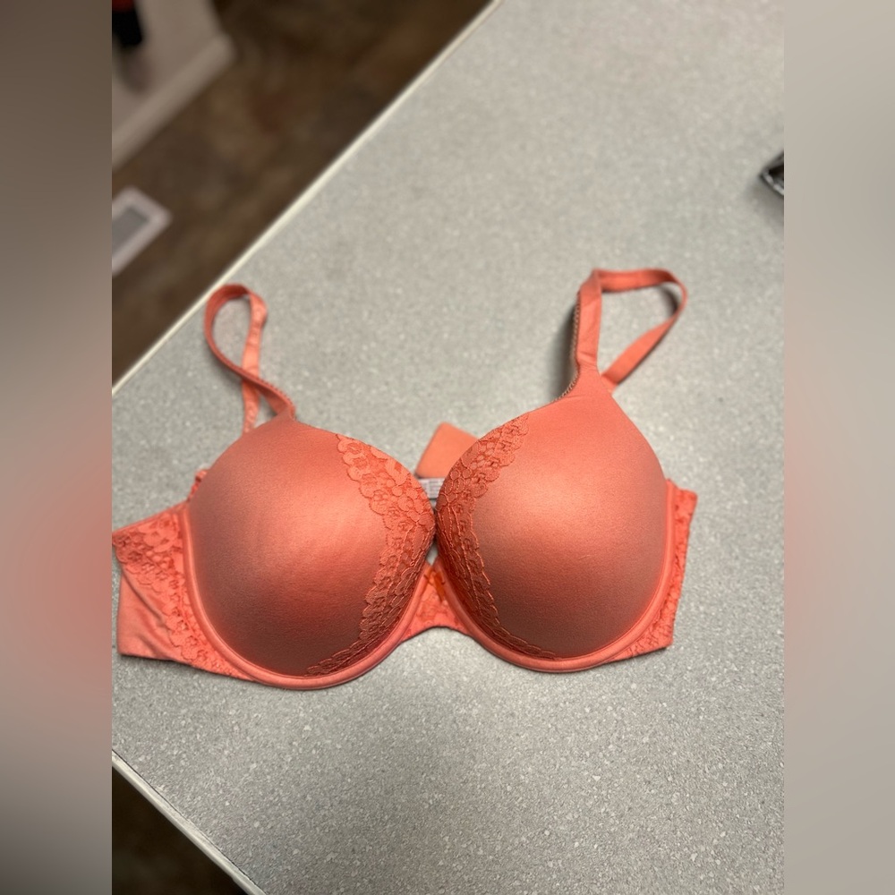 Victoria’s Secret padded peach color 34DDD bra